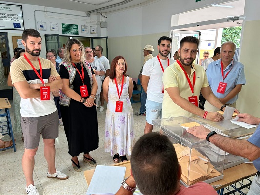 Vctor Pedregosa y su equipo del PSOE votando en el IES Florencio Pintado