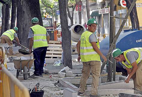 Un grupo de albailes trabaja en una obra del Plan Proteja