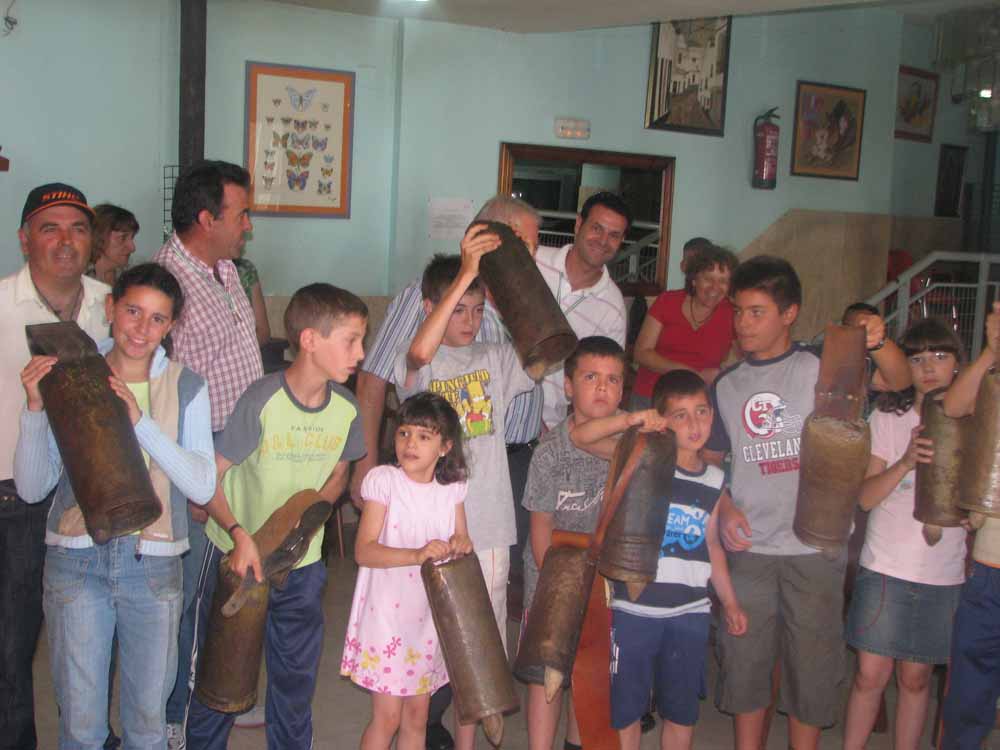 Nios esperando regalos de los Juanes