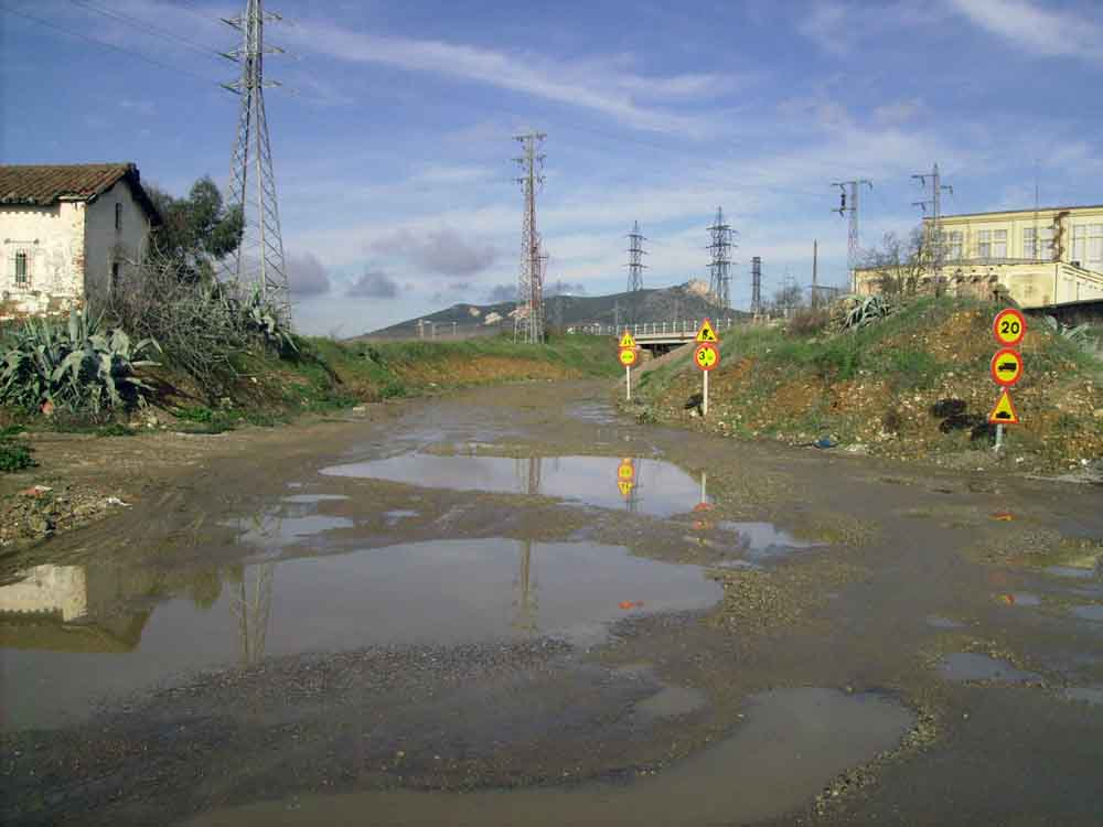 Inaccesible acceso a la barriada de la Estacin