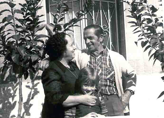 Mis abuelos y yo juntos en la casa de la calle San Miguel. 1978