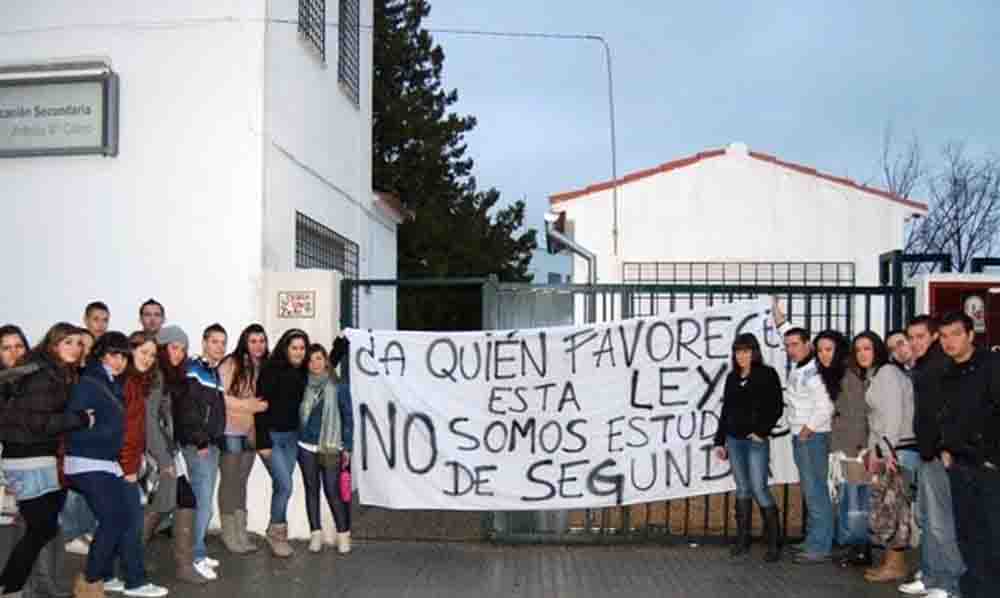 Alumnos de FP en la puerta del Instituto mostrando su desacuerdo con la nueva Ley