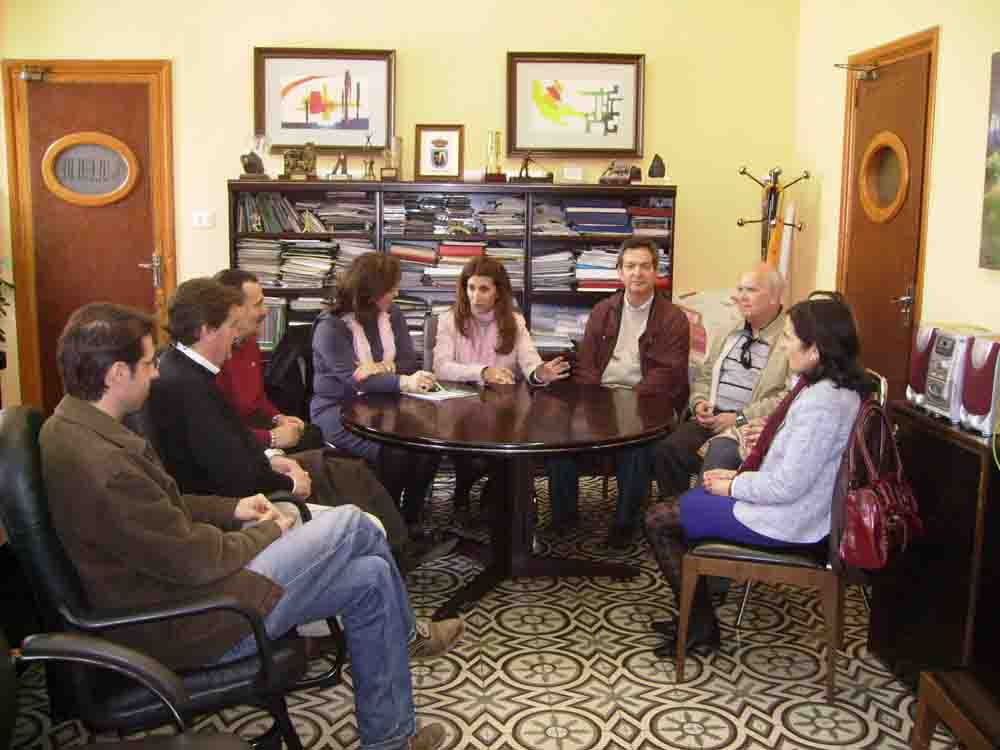 Antonia Reyes y Luisa Ruiz junto a directores de colegios pearriblenses