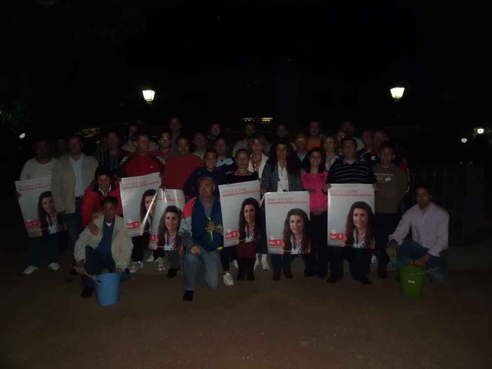 La pega de carteles da comienzo a la campaa electoral