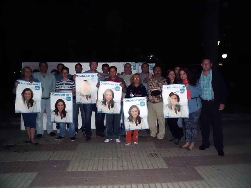 La pega de carteles da comienzo a la campaa electoral