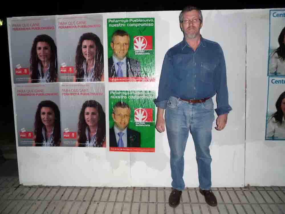 La pega de carteles da comienzo a la campaa electoral