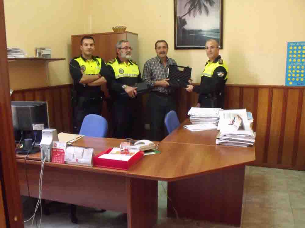 Antonio Rodrguez hace entrega del material