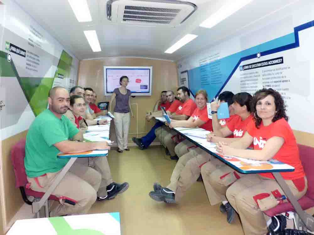 El aula mvil de UGT visita Pearroya-Pueblonuevo