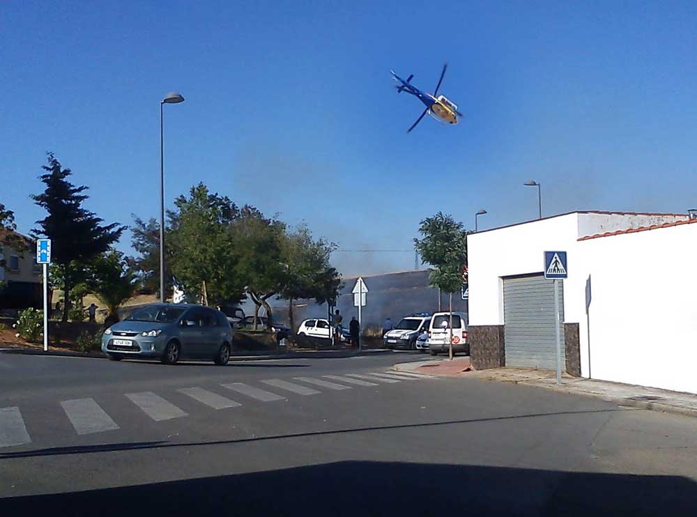 El helicptero en maniobras de aproximacin para sofocar el incendio