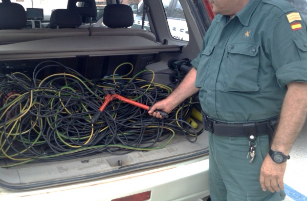 Detienen a tres personas por robar cobre y herramientas