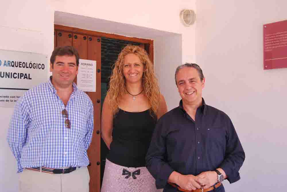 Elena Gmez junto a los dos ponentes