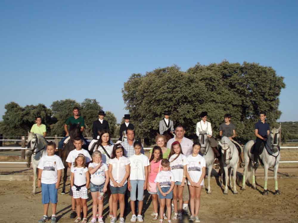 Jovenes jinetes de Hpica Virgen de Gracia junto a nios bielorrusos