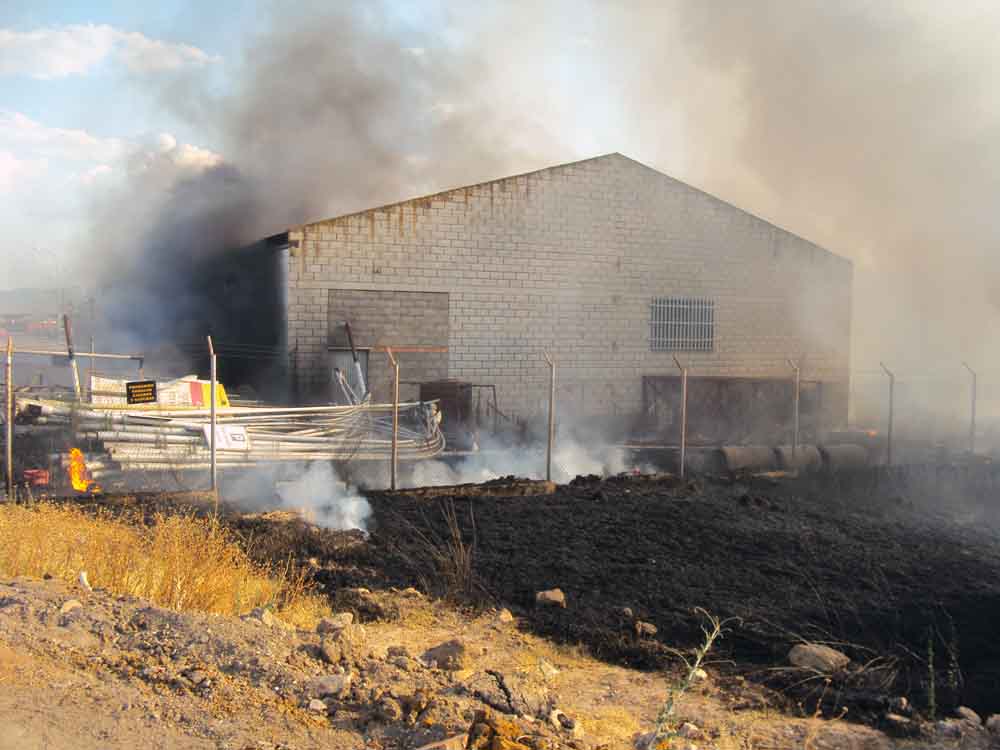 El fuego en las inmediaciones de una nave del Ayuntamiento