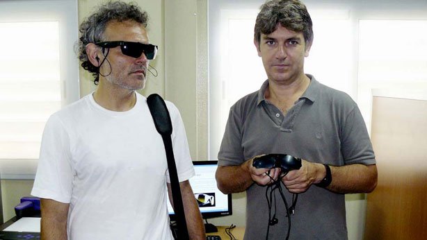 Vctor Santiago y Guillermo Peris-Fajarns con el Eye 21.