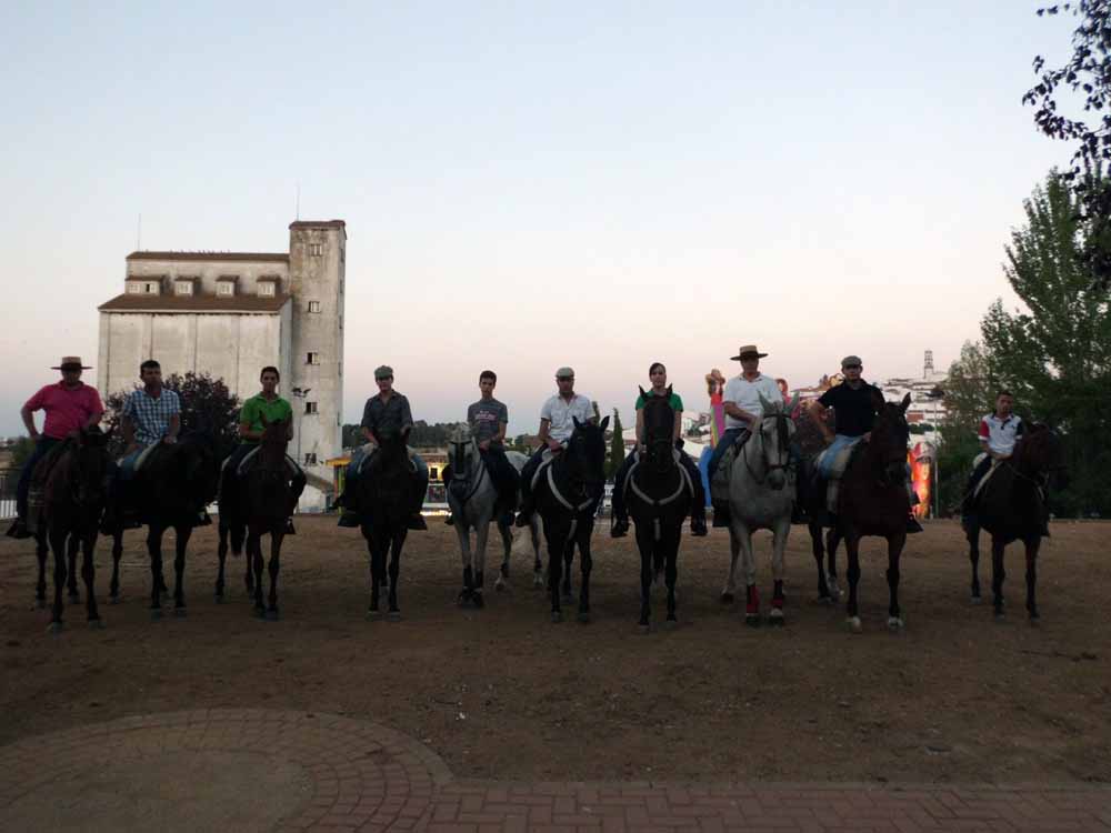 Protagonistas  en la carrera  de cintas a caballo