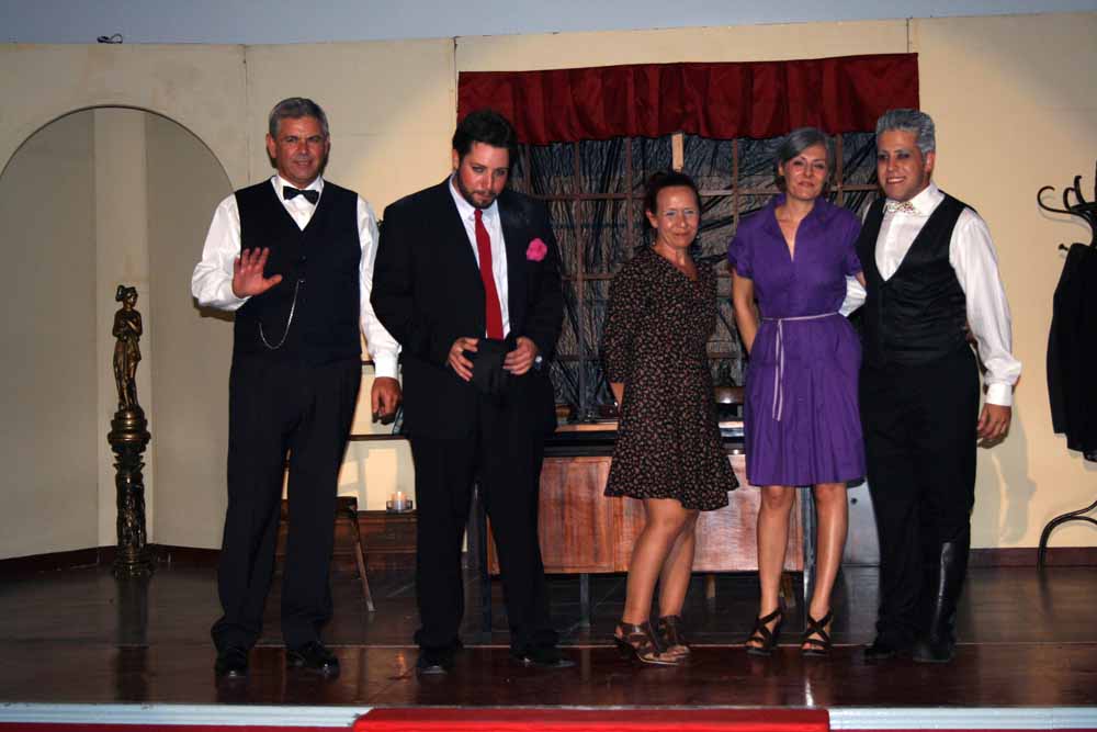 Directora y actores del Grupo de Teatro La Tarima