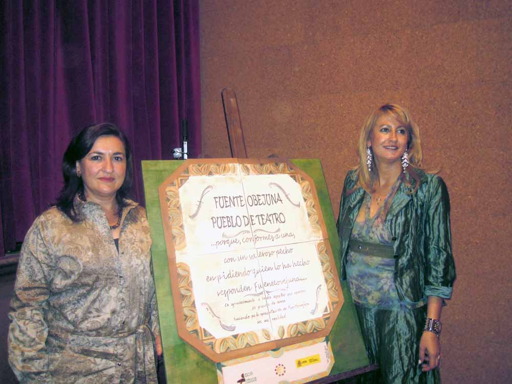 Francisca Vicente entrega la placa a Isabel Cabezas