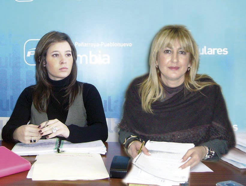 La candidata al Senado Mara Gil y la parlamentaria andaluza Isabel Cabezas