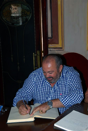 Lalo firmando en el libro de honor del ayuntameitno de Belmez