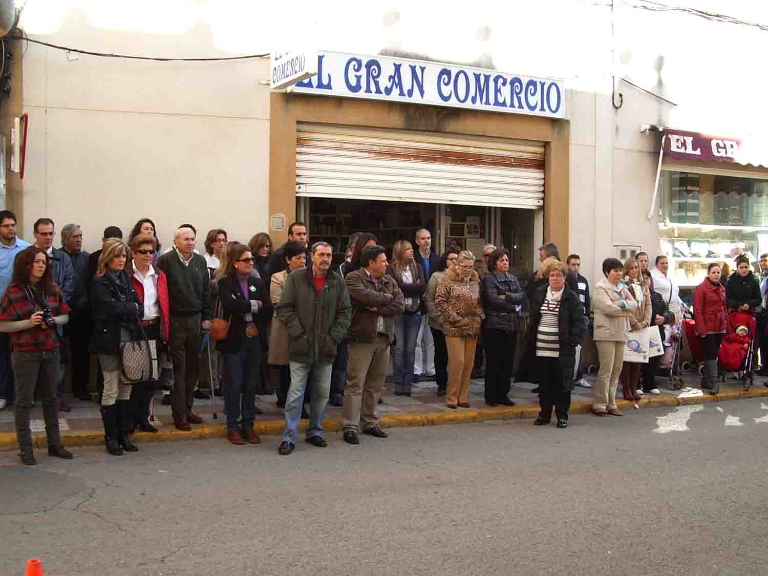 Un nutrido grupo de ciudadanos se acercaron a la calle Constitucin