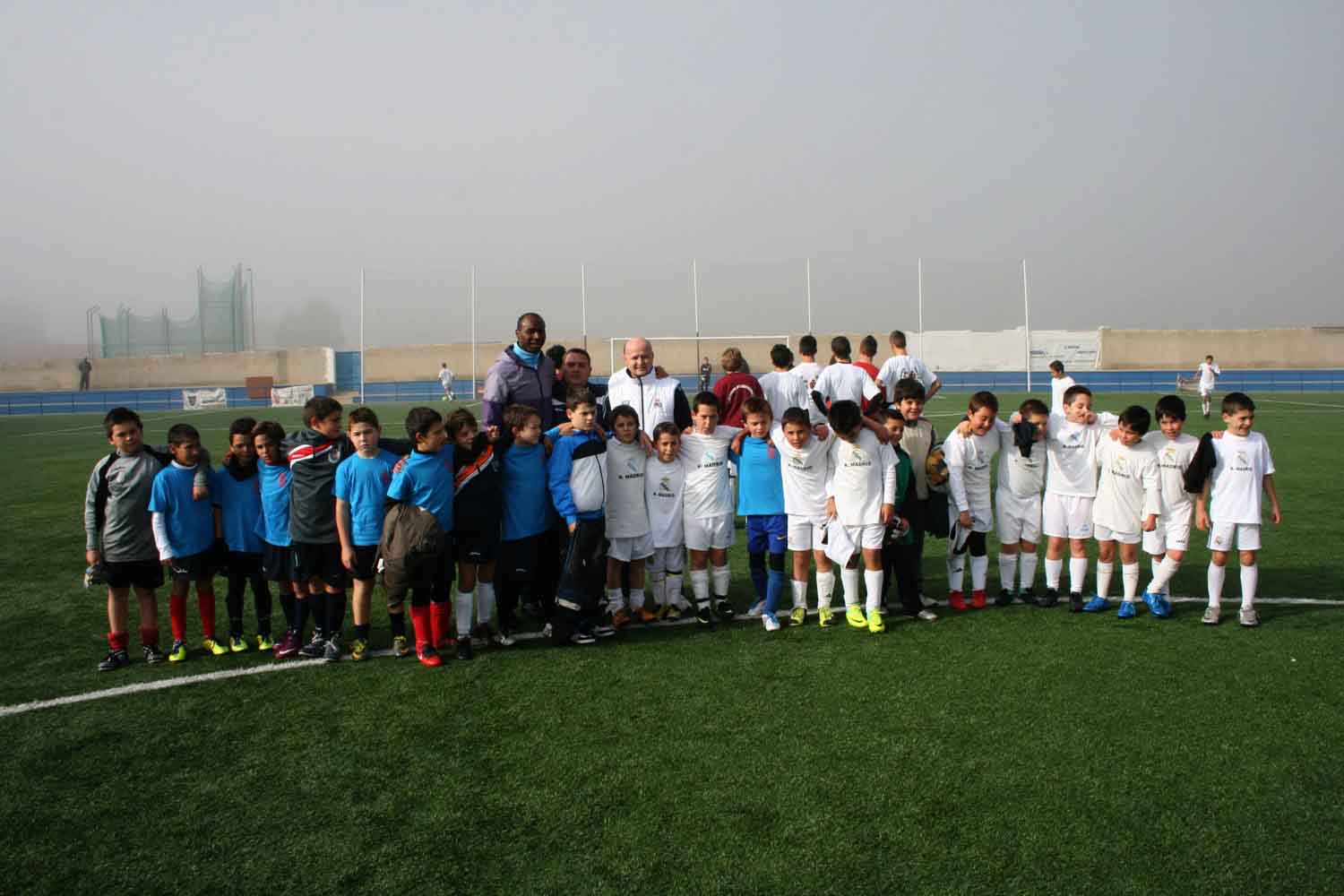 Encuentro de peas locales del Real Madrid y Barcelona