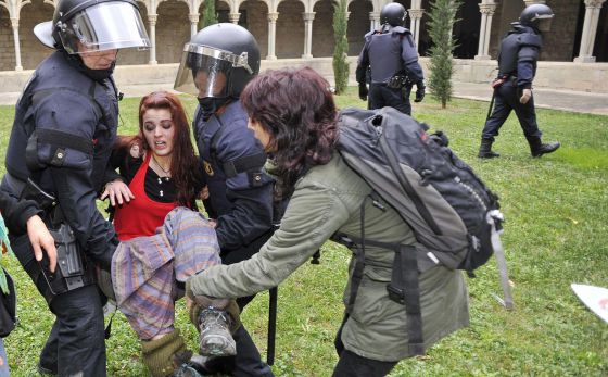 La polica carga en la universidad de Girona