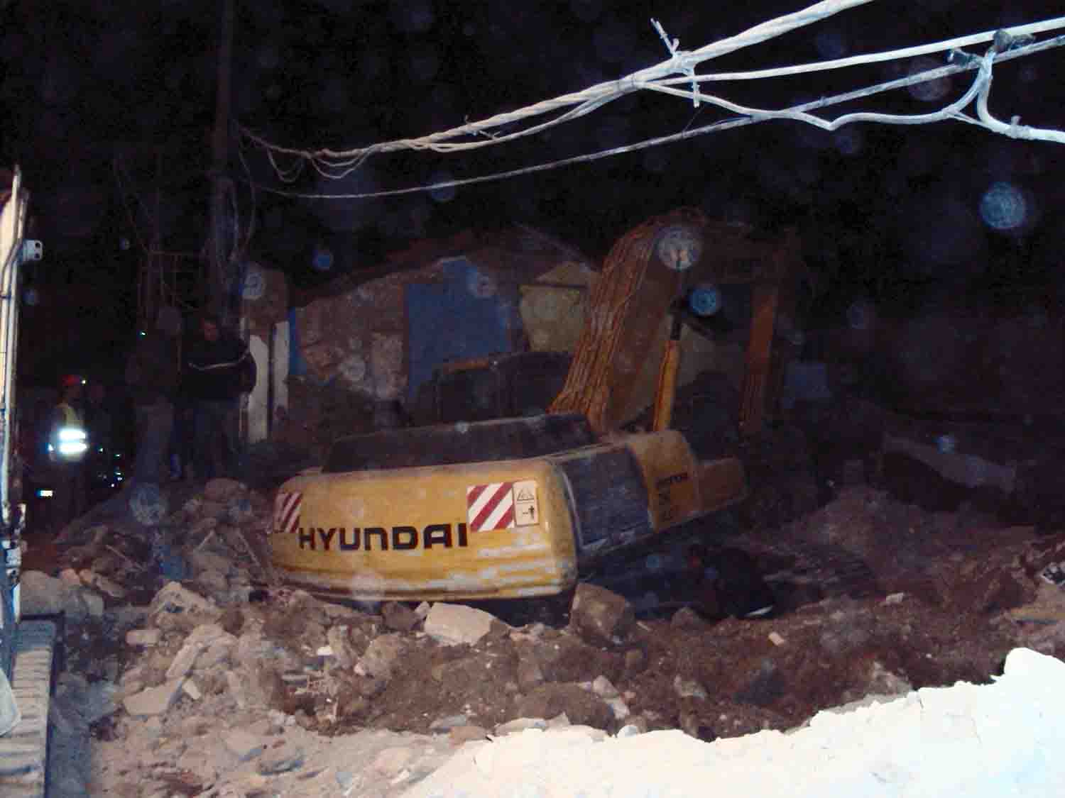 Una mquina se hunde en el stano de  una vivienda