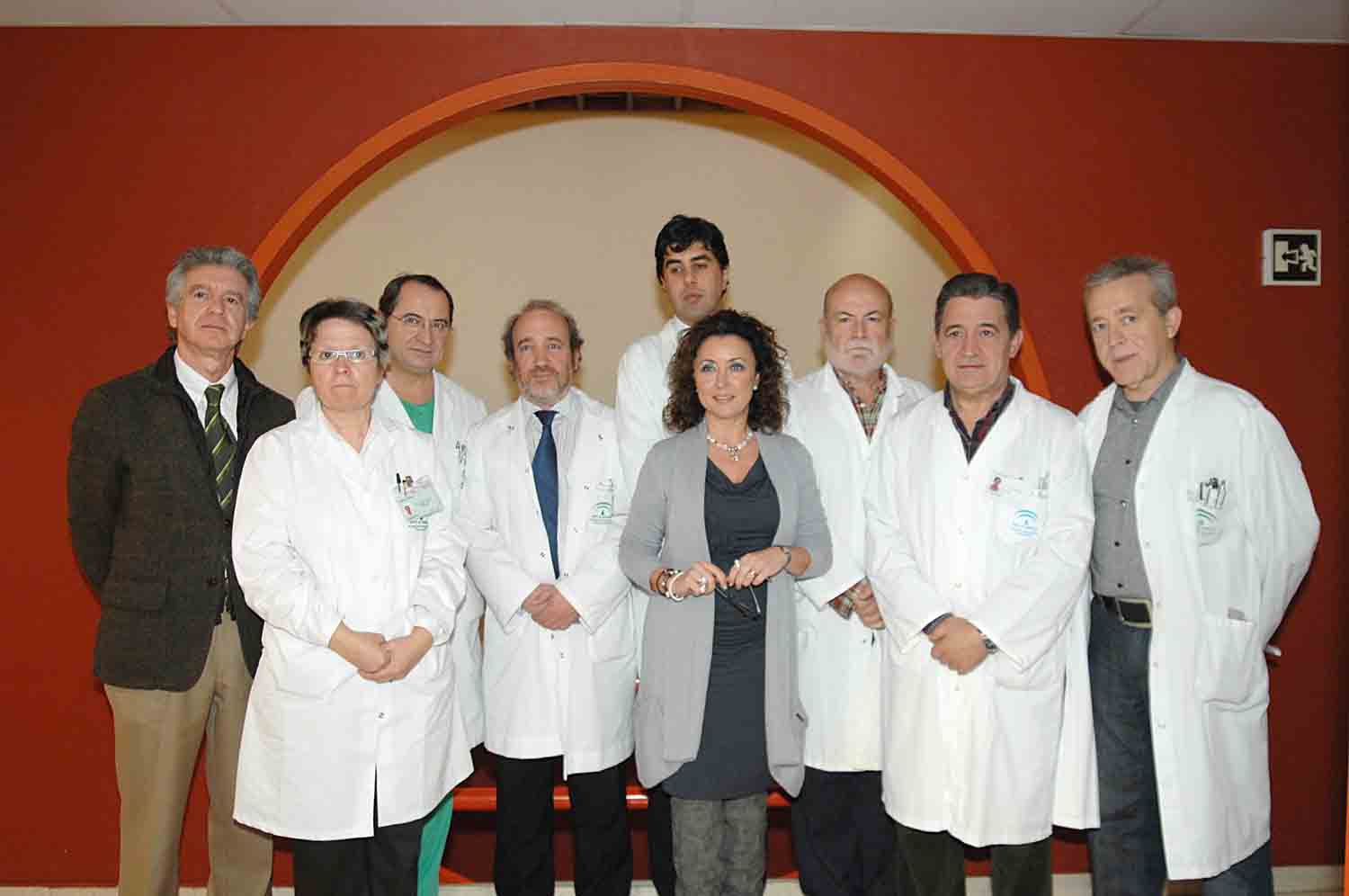 La delegada de Salud con profesionales del Hospital Reina Sofa