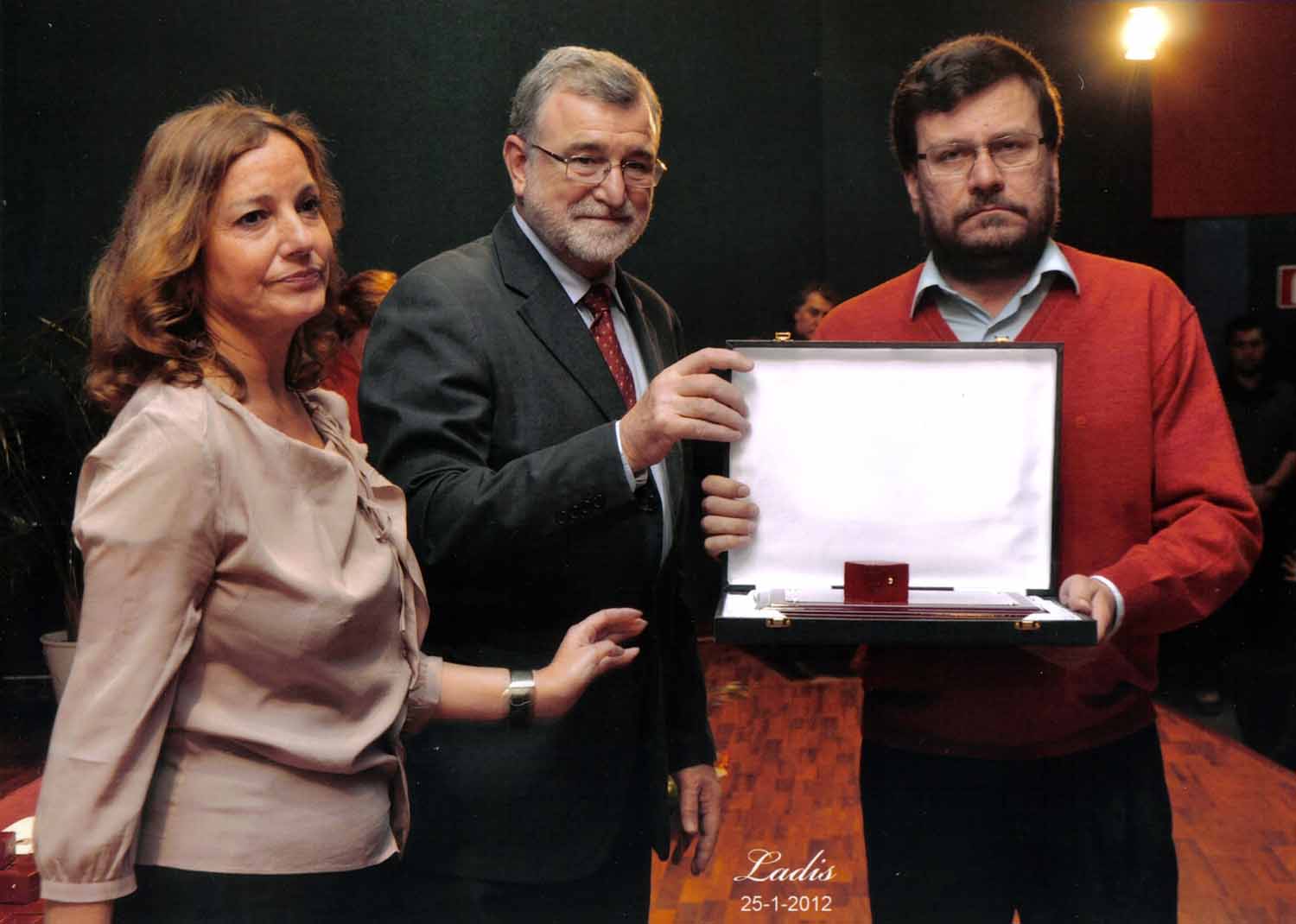 El Rector de la UCO hace entrega de la placa conmemorativa