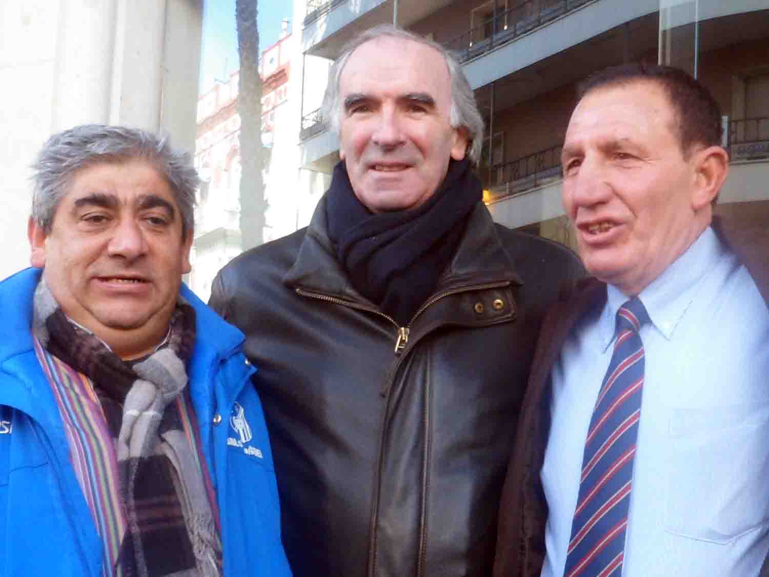 Jose A. Cano, Jos Angel Iribar y Manuel Beltran posando para Infoguadiato