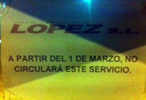 Cartelitos colocados en las paradas del bus