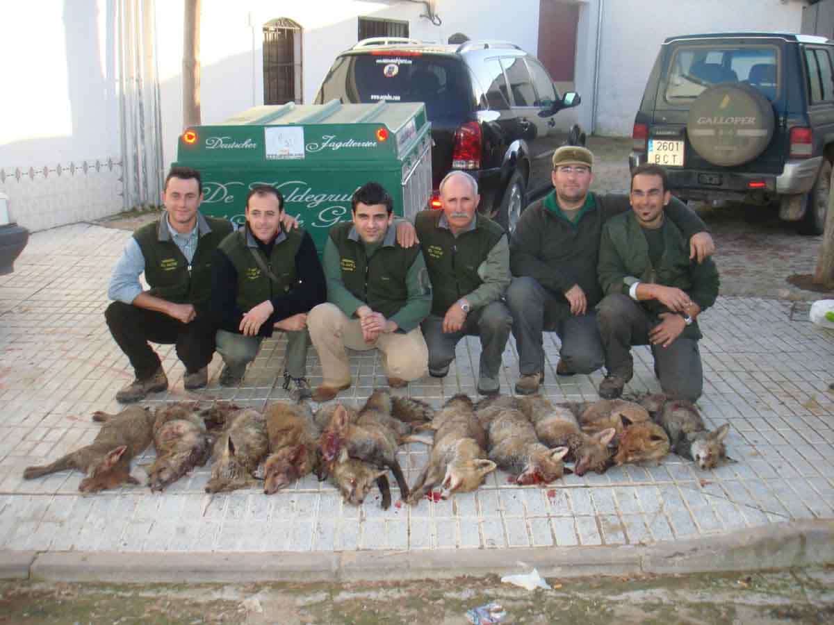 Cazadores posando con sus capturas