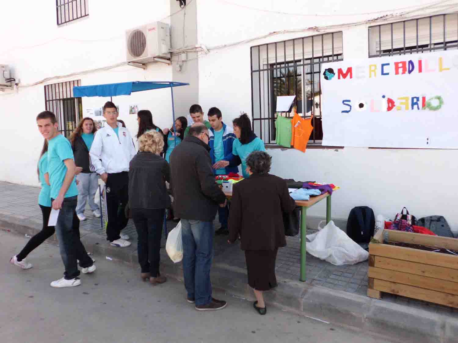 Mercadillo solidario, alumnos Florencio Pintado 