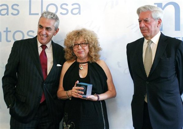 Mario Vargas LLosa (d) y el presidente de NH Hoteles junto a Lola Sanabria