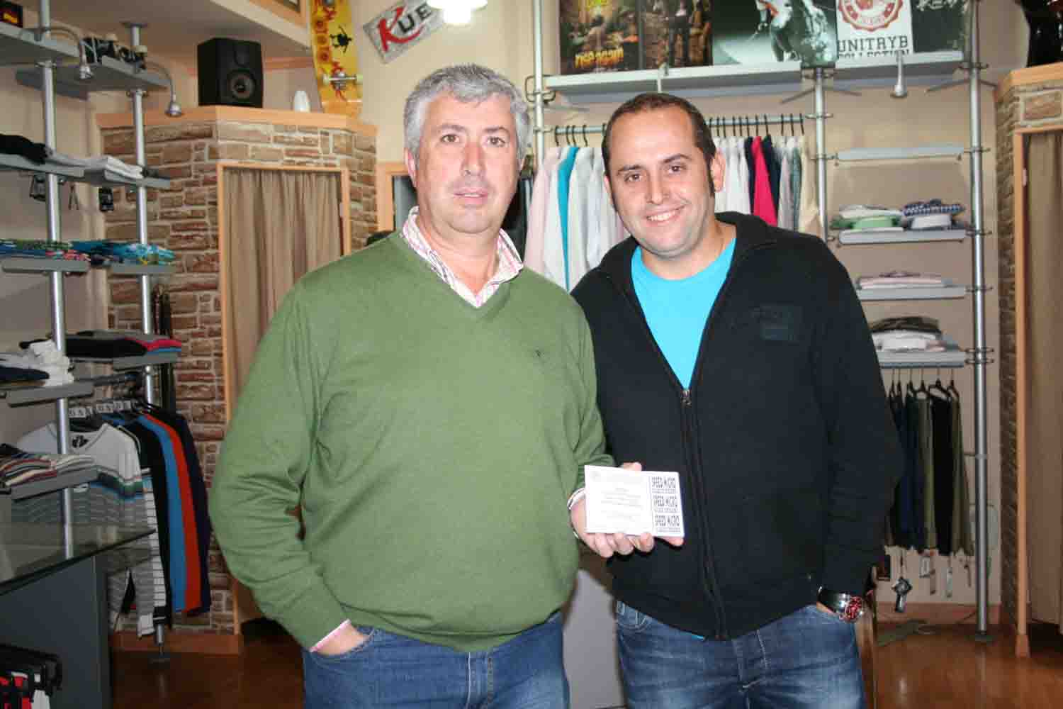 Jos M Cuenda entrega premio rifa a Raul Vioque Medina