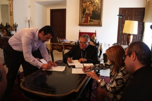 Momento de la firma en el  Obispado 