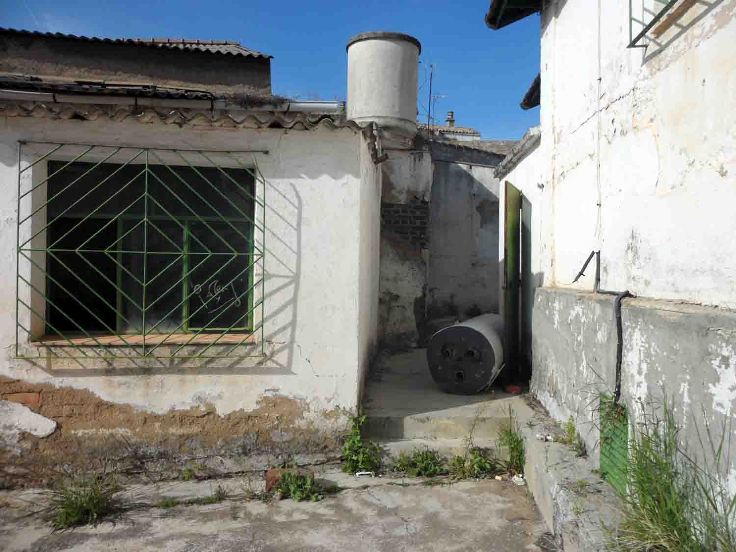 Abandono y suciedad en el local de msica