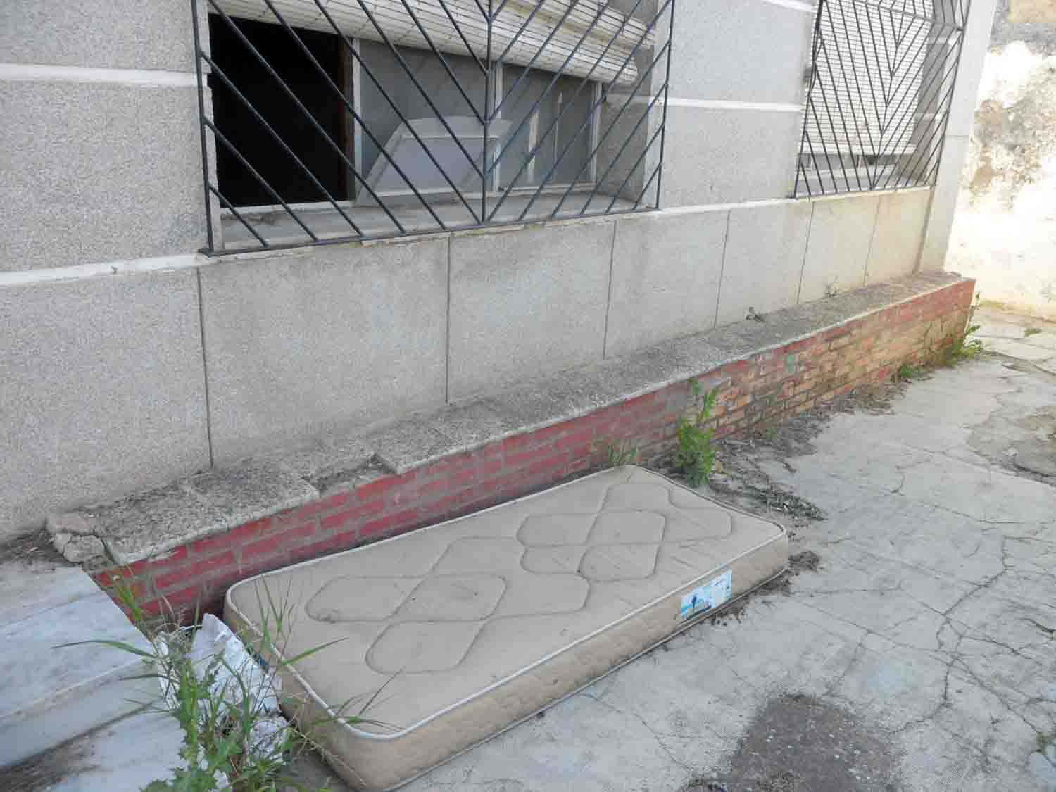 Abandono y suciedad en el local de msica