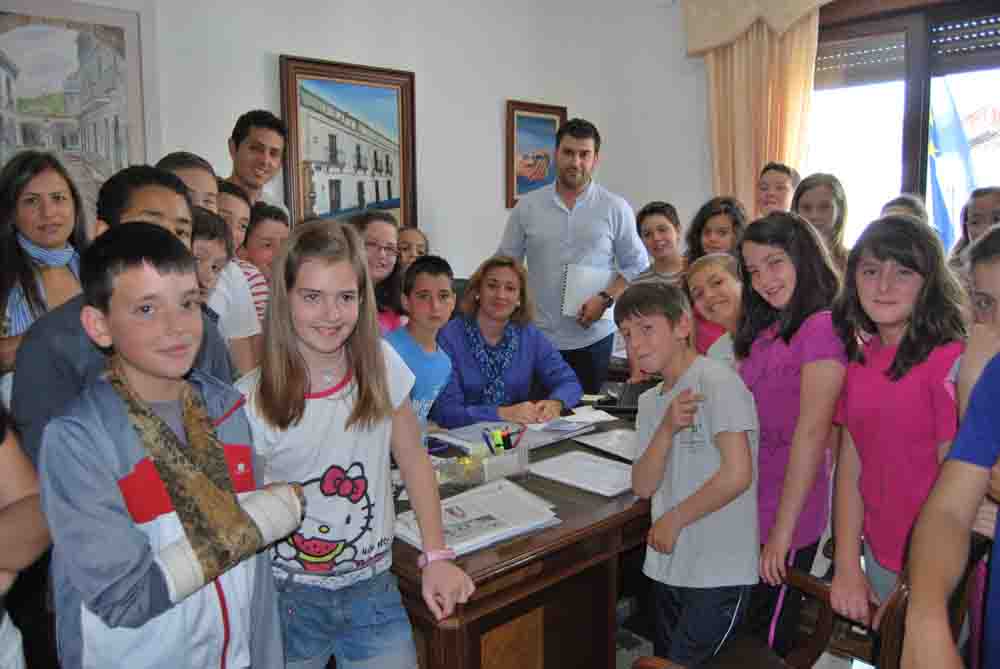 el alumnado de primaria junto a Pepi Soto y Pedro Casas