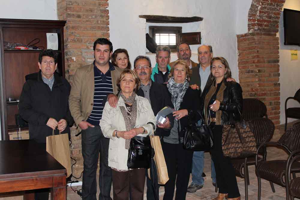 En el centro el homenajeado con sus familiares y Pedro Casas