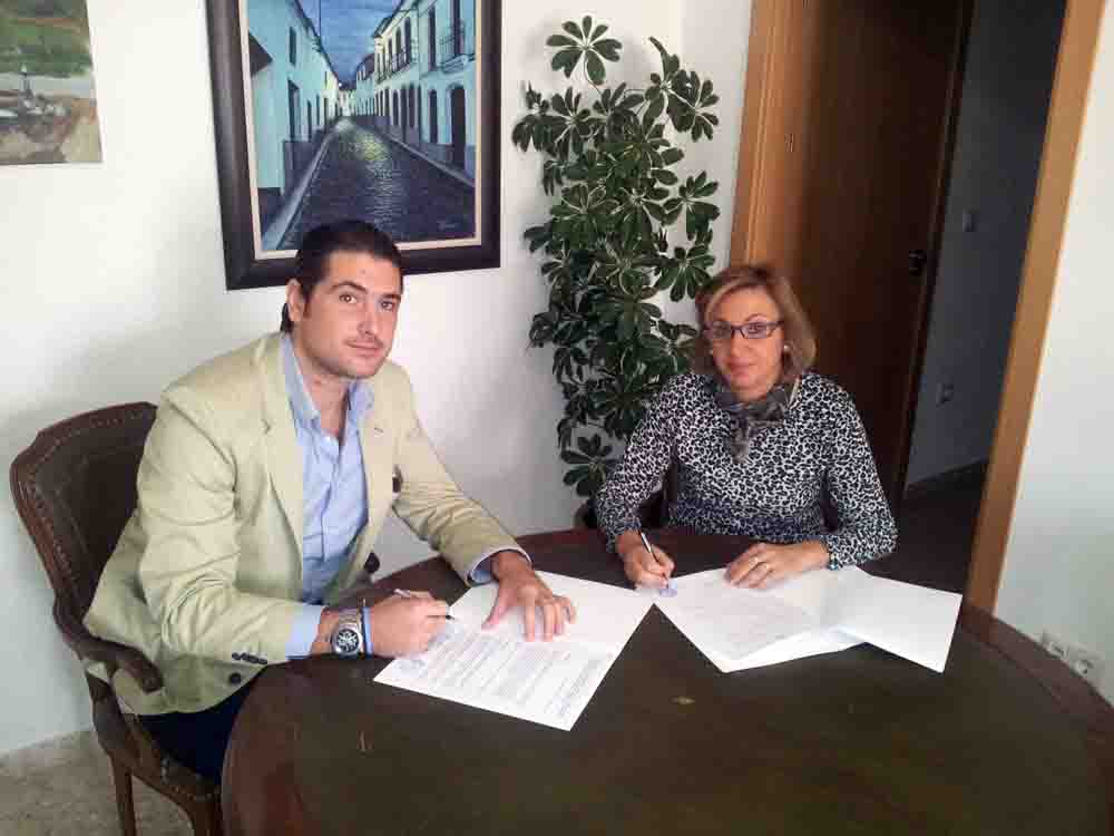 Pepi Soto y Alberto R. Muoz firmando el convenio