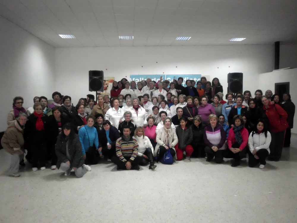 Gimnasia, ciento veinte mujeres de diferentes edades 