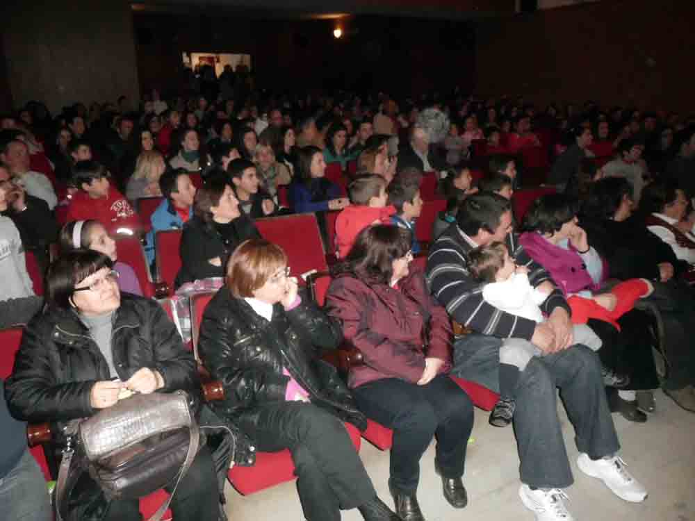 El publico abarrot el teatro