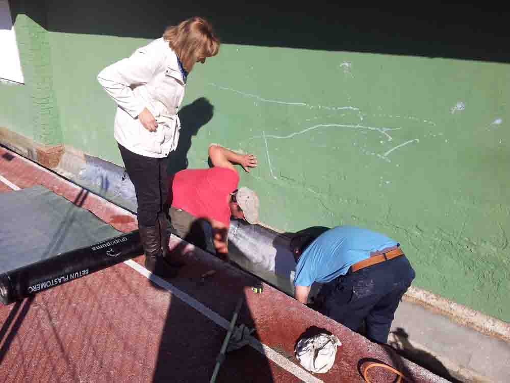 La Alcaldesa visitando la obra de la pista del Colegio de Primaria.