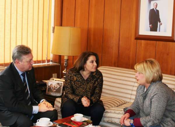 Momento de la reunin entre la delegada y la alcaldesa, junto al subdelegado