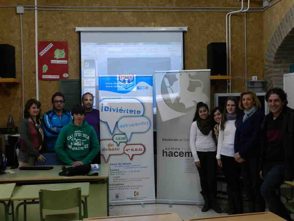 La Alcaldesa junto a los alumnos, coordinador y director del centro 