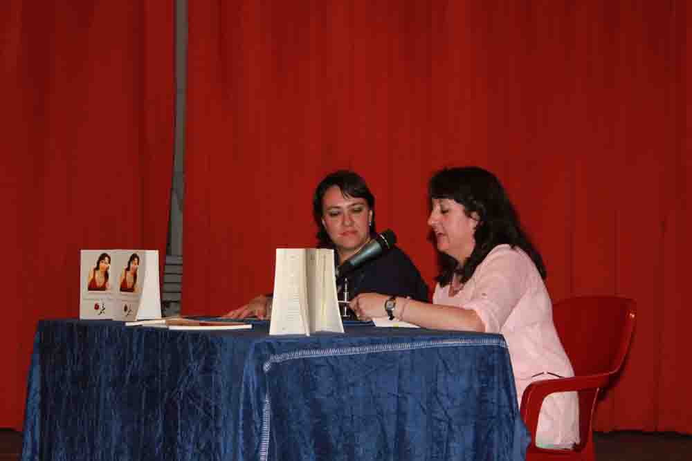 Eva Garca e Ins Mansilla durante la presentacin del libro