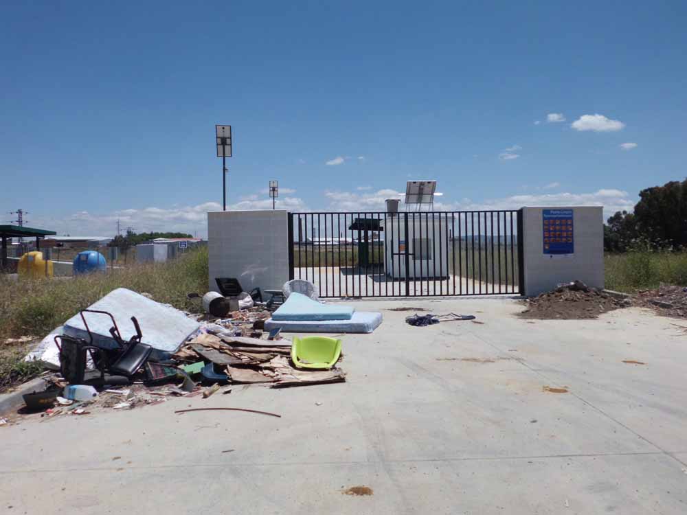 Enseres y restos de obra en la puerta del Punto Limpio