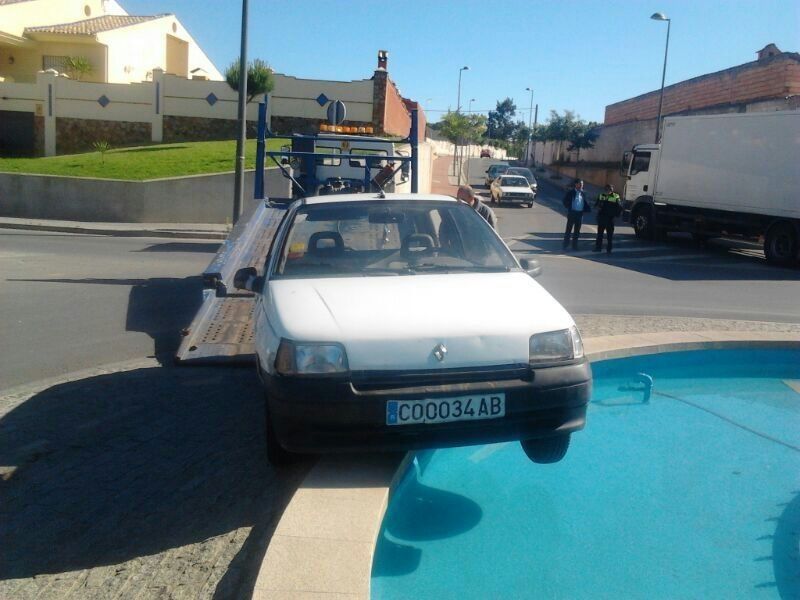 Un coche acaba dentro  de la fuente de la rotonda