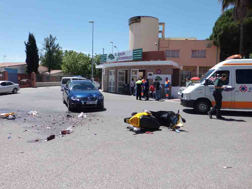 Motorista choca contra un vehculo